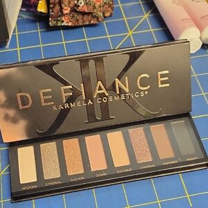 Defiance 8 Eyeshadow Palette New In Sleeve
